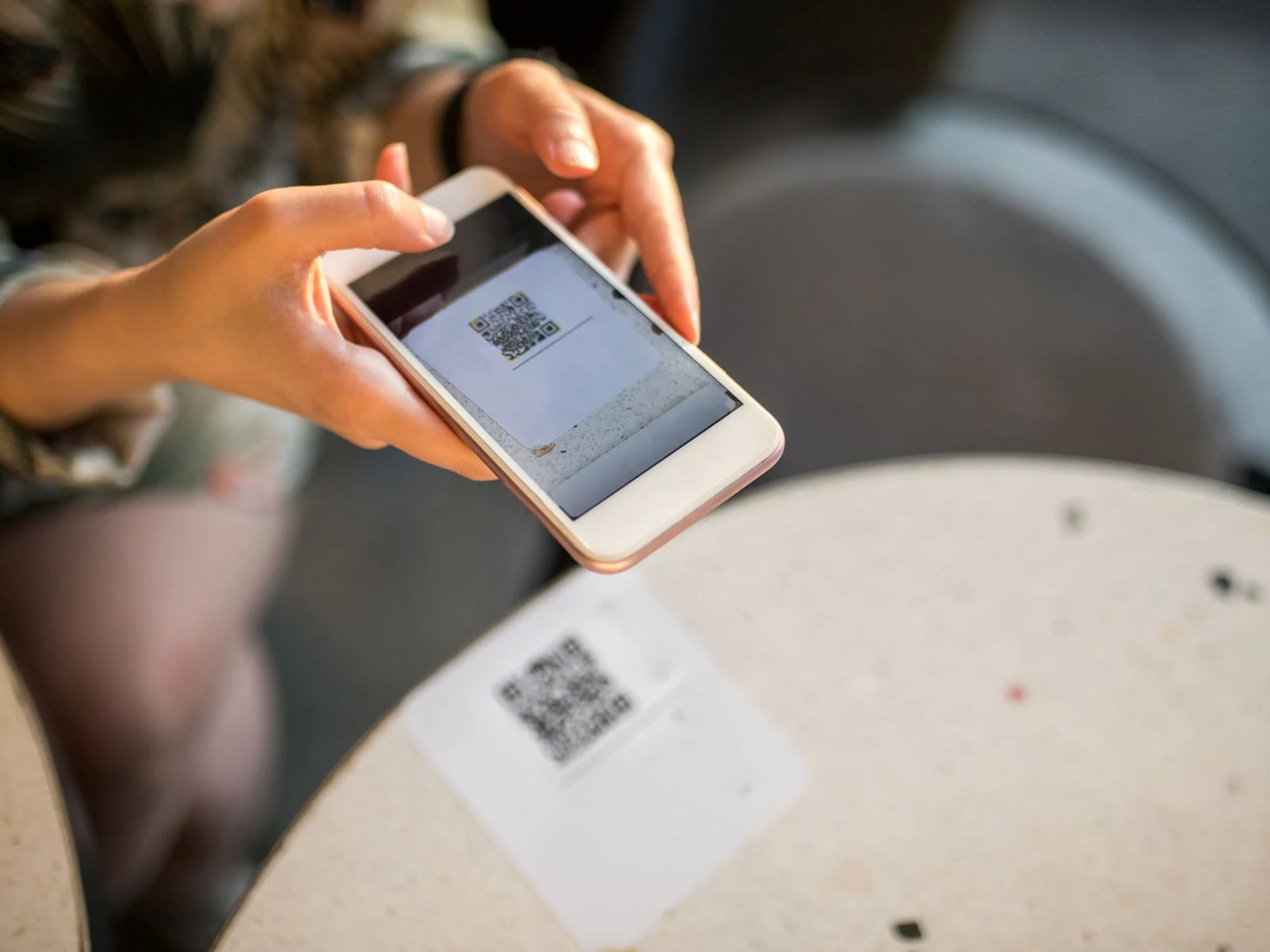 Klant scant QR-code met smartphone Klant scant QR-code met smartphone</p>
<p>