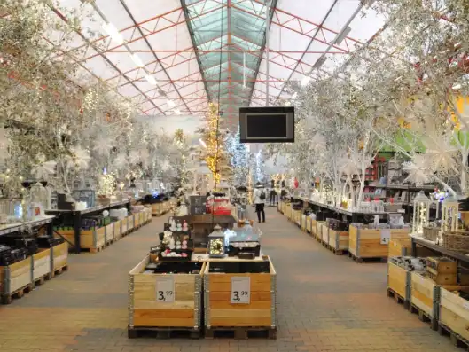 Magazijnmedewerkers organiseren voorraad6 RetailVista software voor meerdere vestigingen